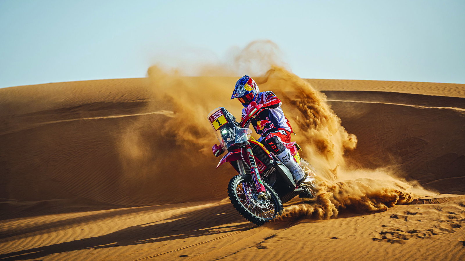 Sam Sunderland riding GasGas RX 450 in the desert. - GasGas.